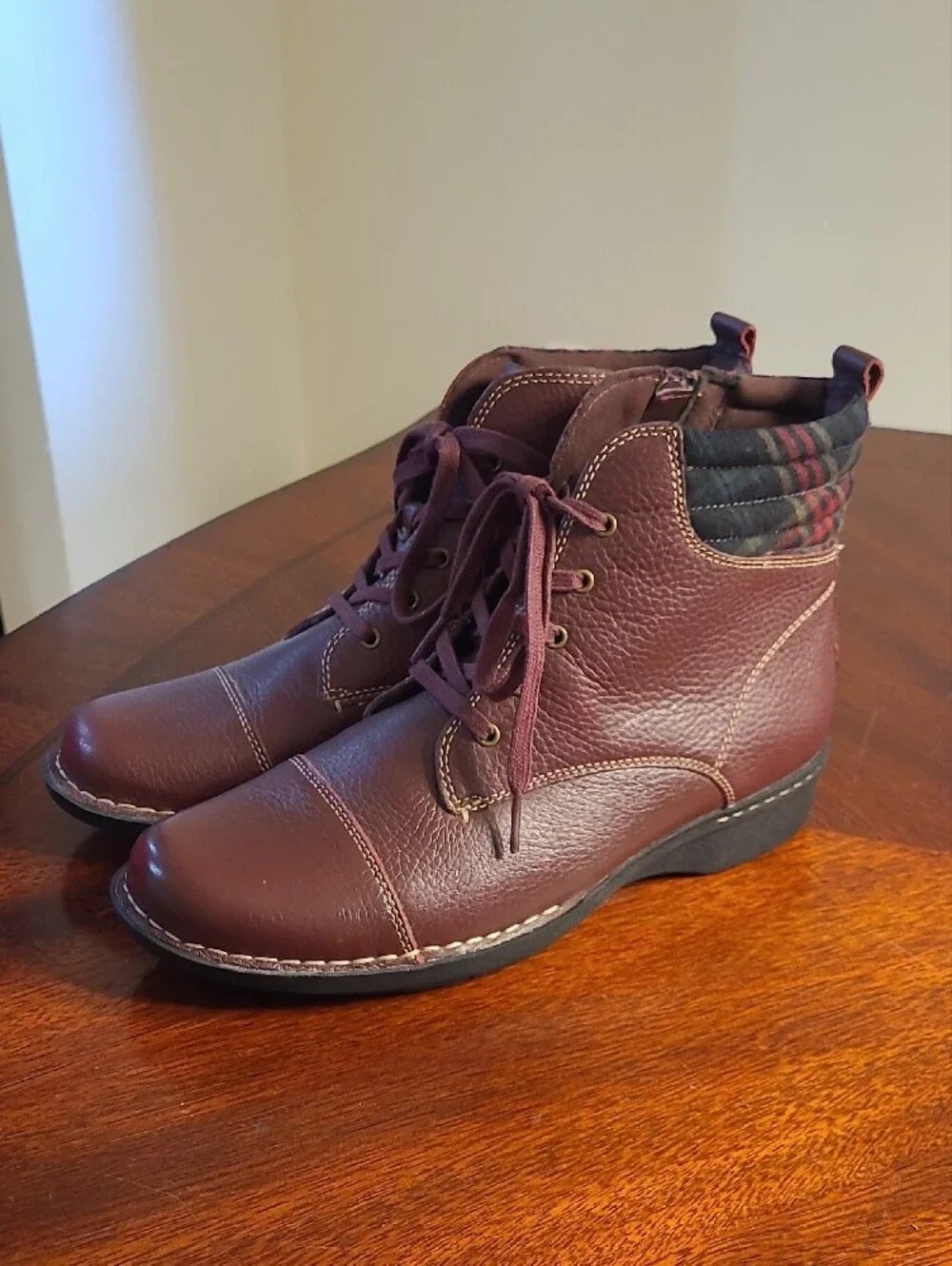 NWOB Burgundy Pebbled Leather Clarks Whistle Bea Ankle Boots Plaid Accents W 9.5